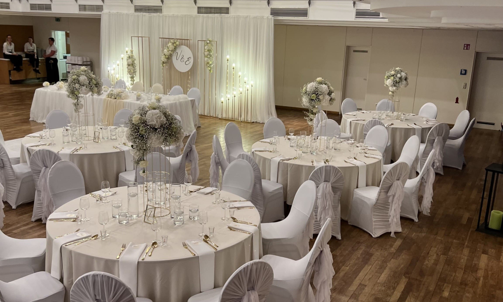 Saal mit Hoczeitsdeko