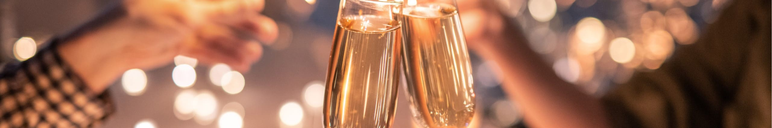 mit Sekt anstoßen
