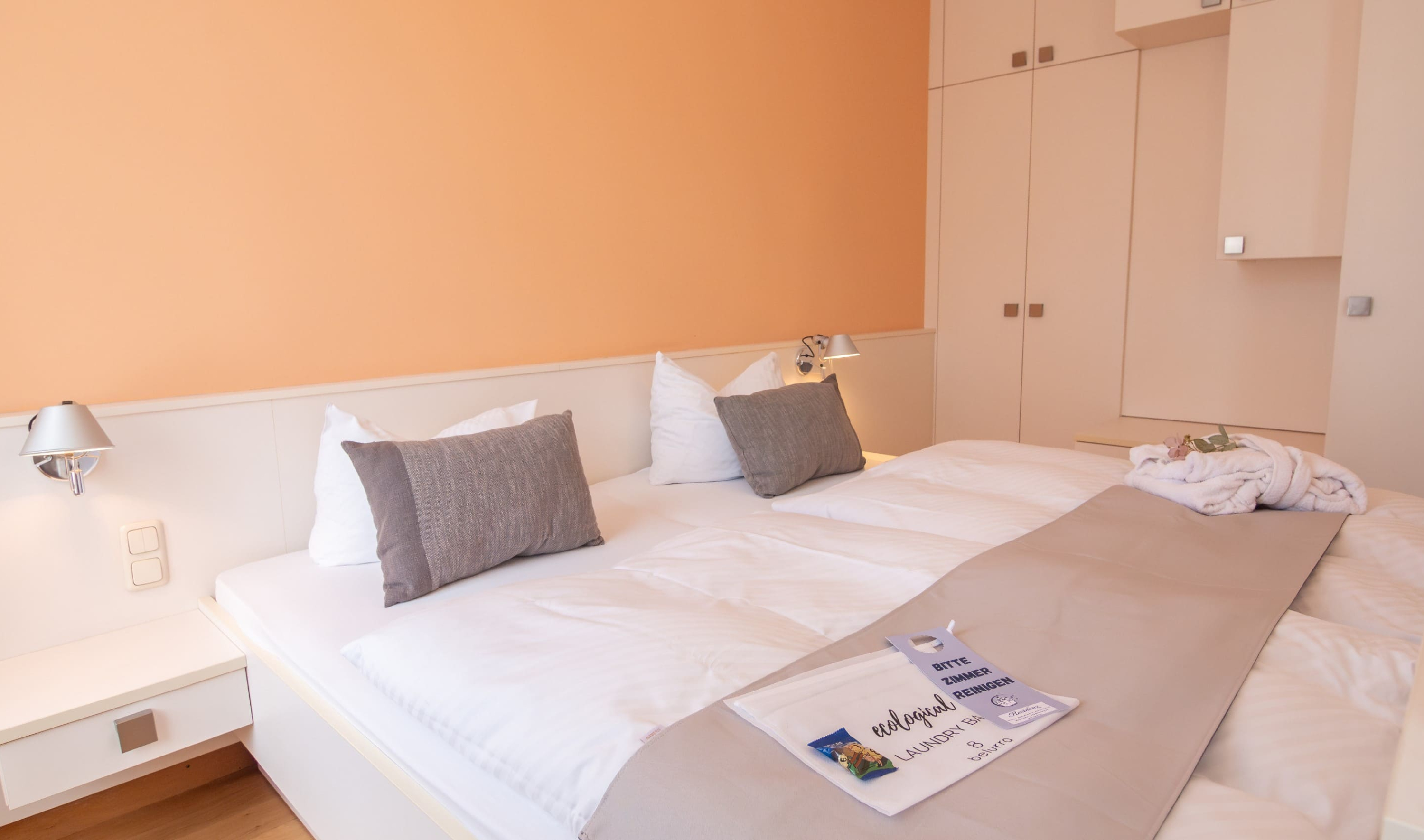Appartement Bett und Schrank