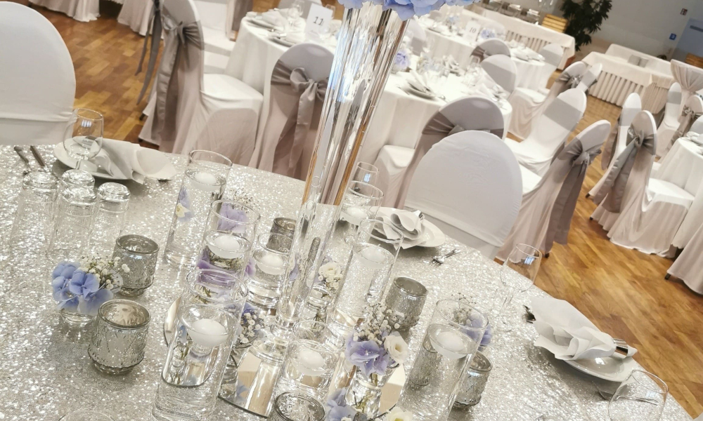 Saal mit glitzerndem Tisch und Deko