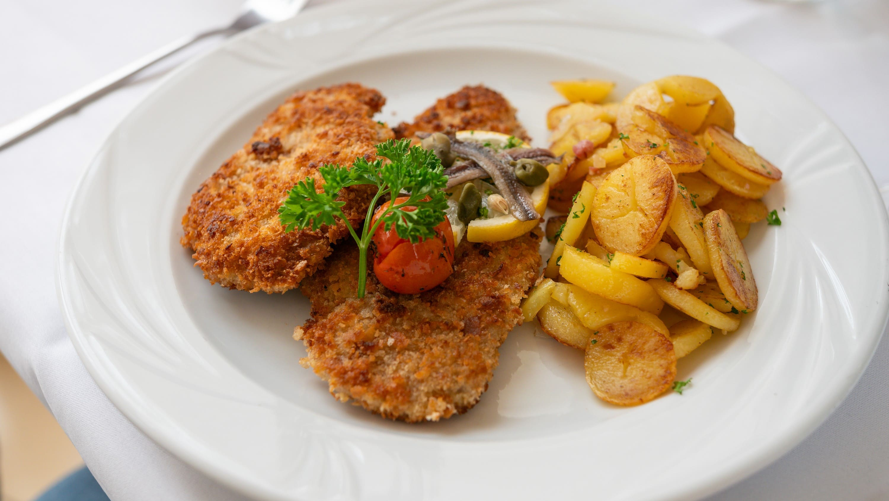 Schnitzel und Bratkartoffeln