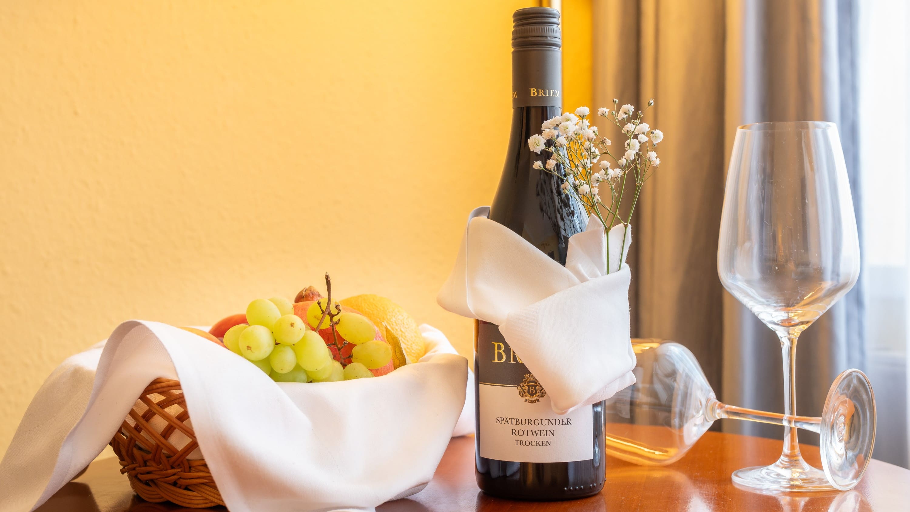 Doppelzimmer Standard Wein und Glaeser