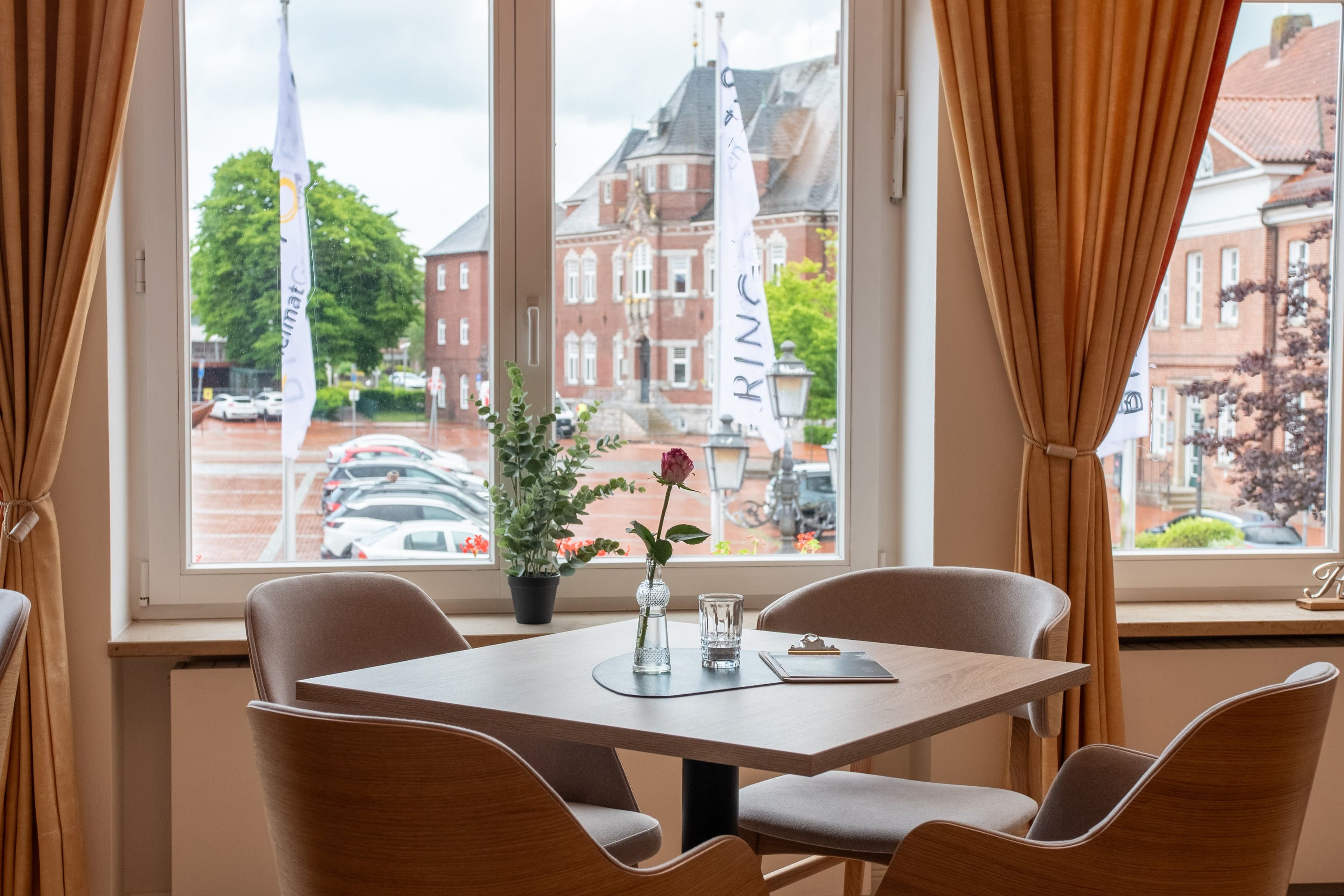 Lounge Tisch am Fenster