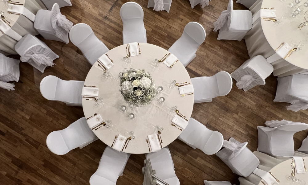 Saal weißer runder Tisch von oben