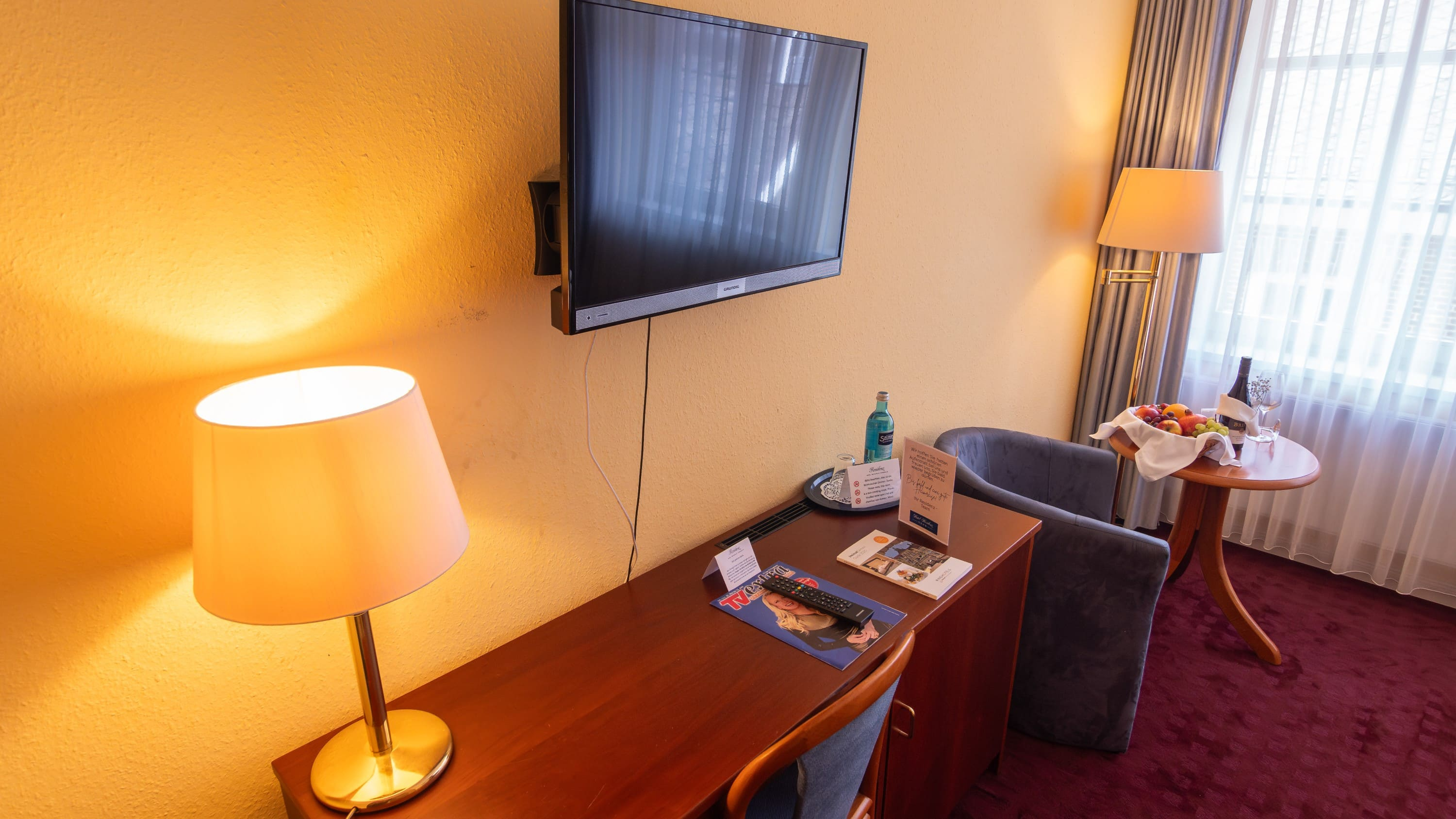 Einzelzimmer Schreibtisch und Fernsehr