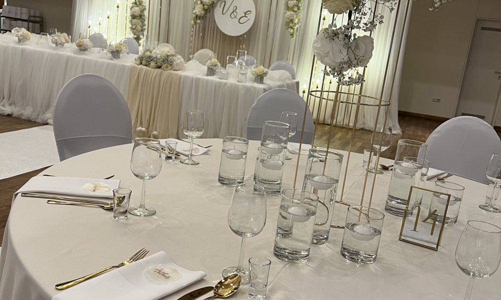 Saal Tisch mit Hochzeitsdeko