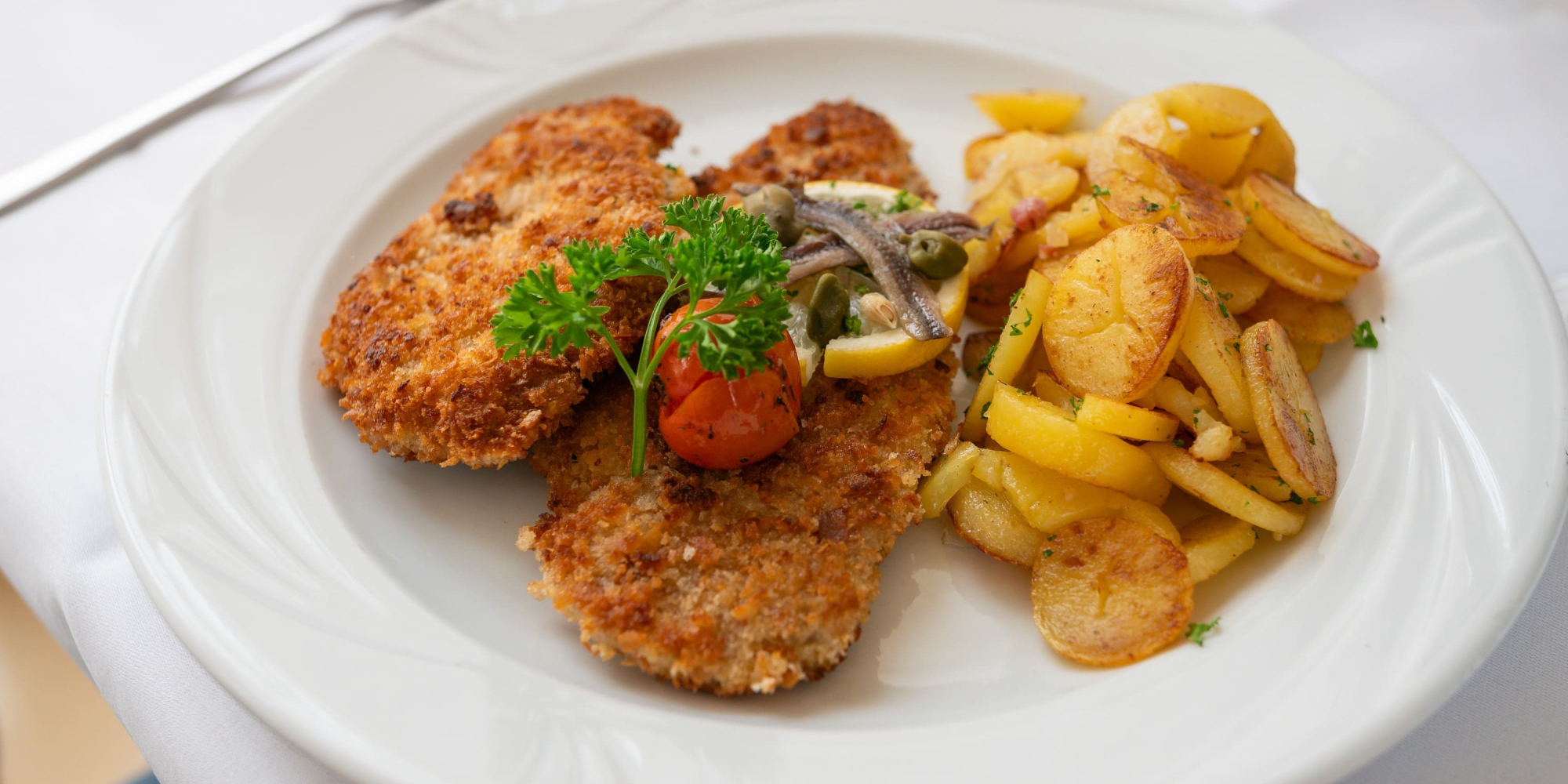 Schnitzel und Bratkartoffeln