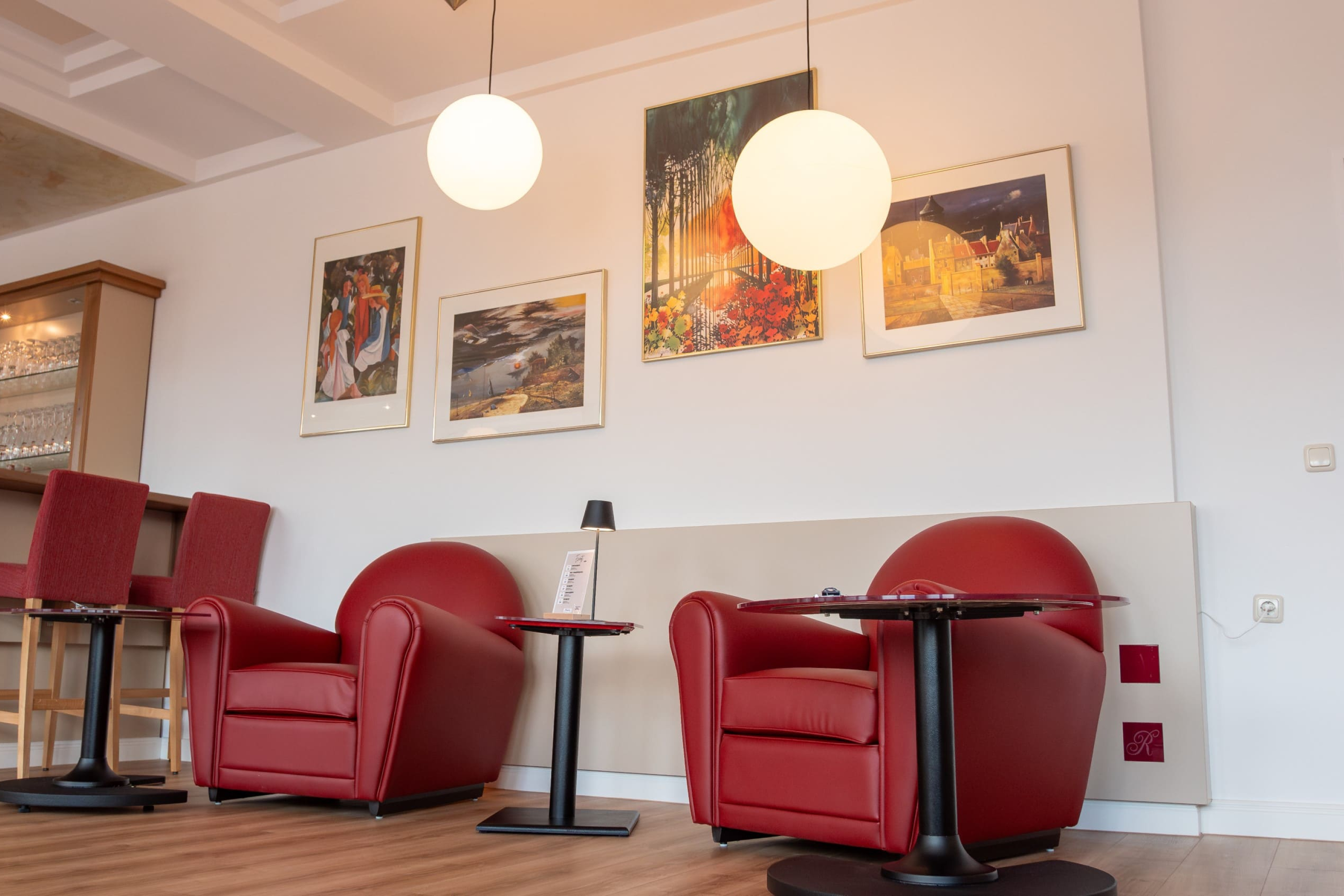 Lounge Sitzecke mit Wandbildern