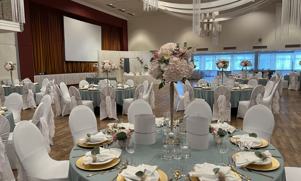 Saal mit gruen-grauem Tischen