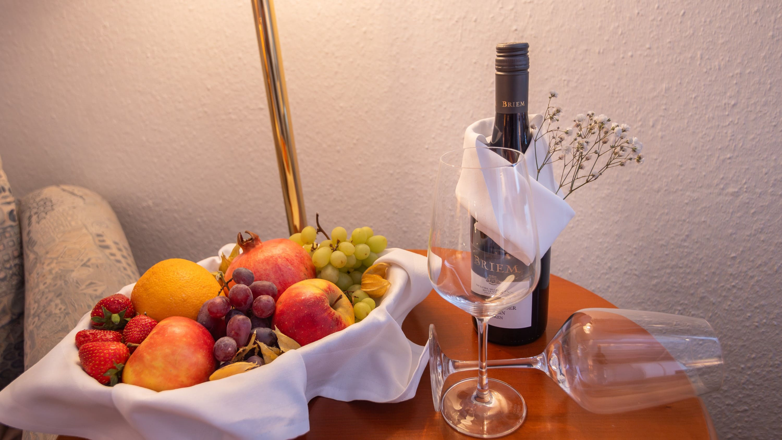 Drei- und Mehrbettzimmer Wein und Glaeser