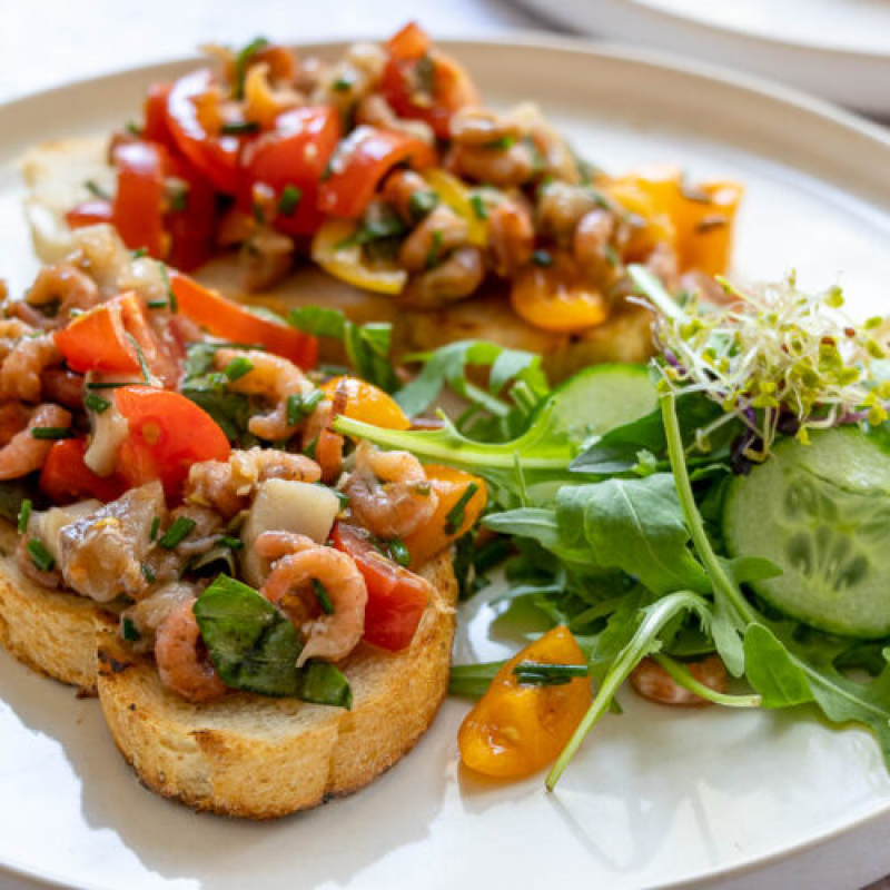 Bruschetta-mit-Matjes-Tomaten-und-Kapern