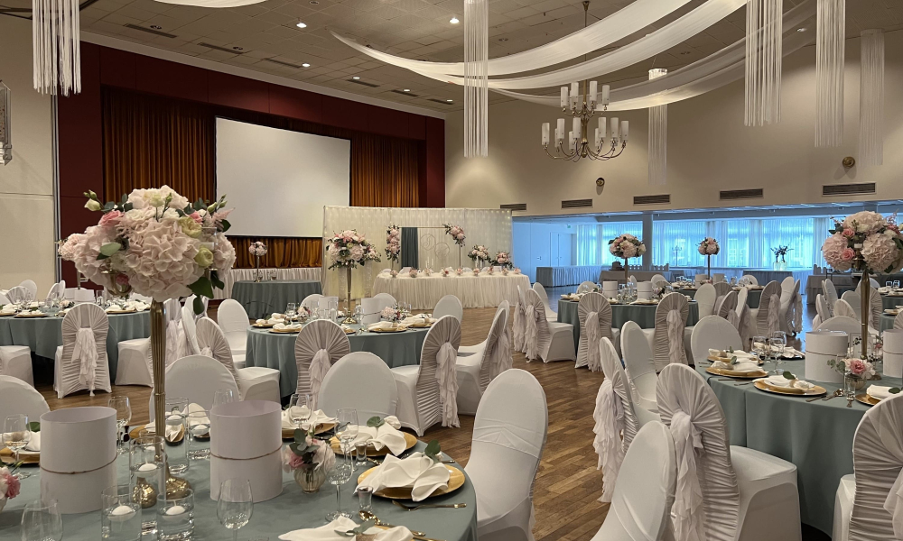 Saal mit gruen-grauem Tischen